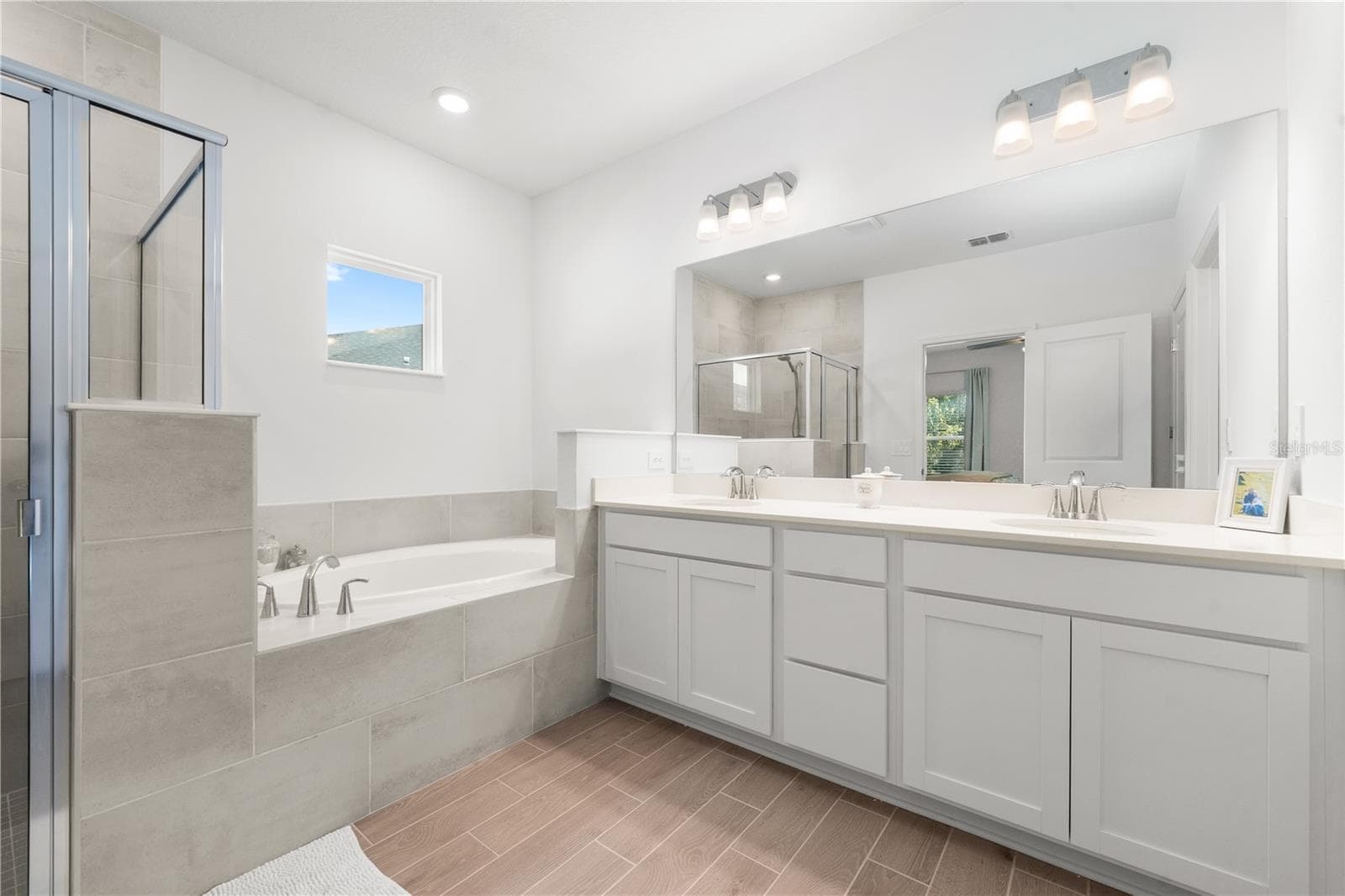 Double Vanities in EnSuite Bath - 13941 NW CONVERGENCE BLVD, ALACHUA