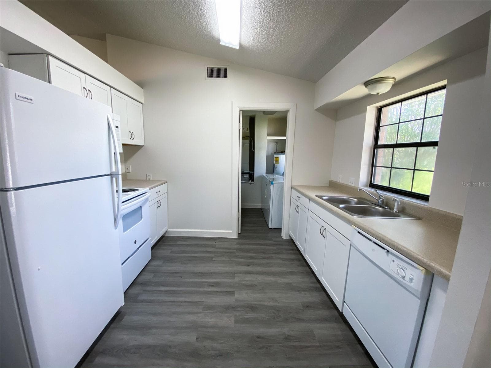 Single Family Residence at 28046 LOIS DR, TAVARES, photo 6 of 14