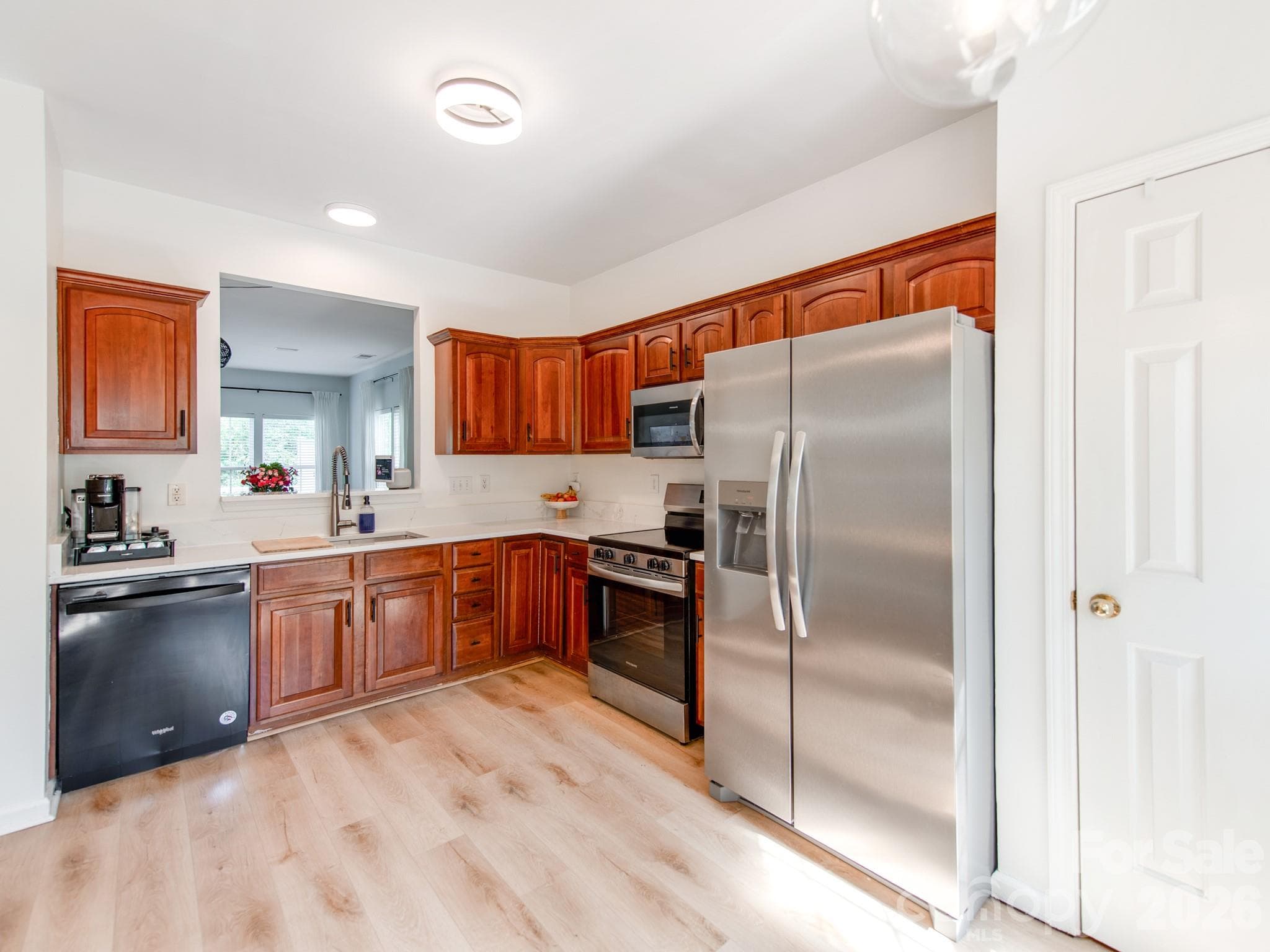 Stunning kitchen with new quartz countertops - 12117 Harrison Steel Drive, Charlotte