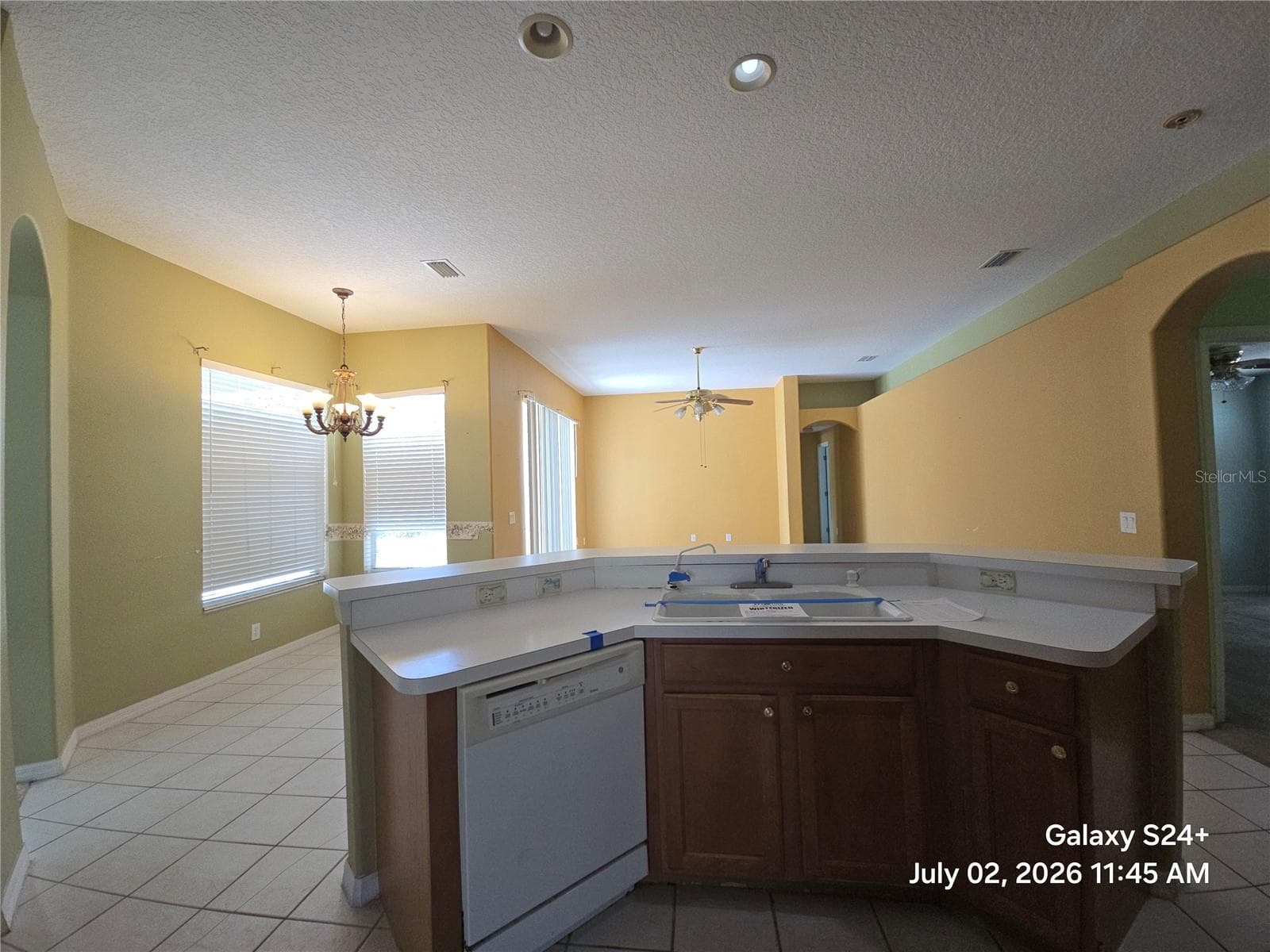 Kitchen - 4106 BALINGTON DR, VALRICO