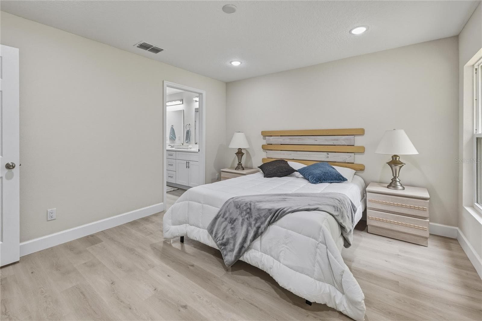Single Family Residence at 520 W BERESFORD AVE, DELAND, photo 13 of 25