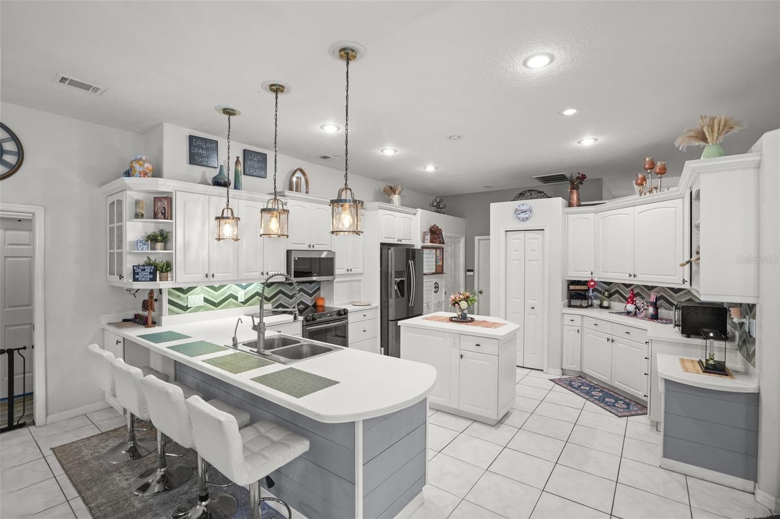 Huge kitchen with ample counter space - 2117 LARKSPUR CT, TRINITY