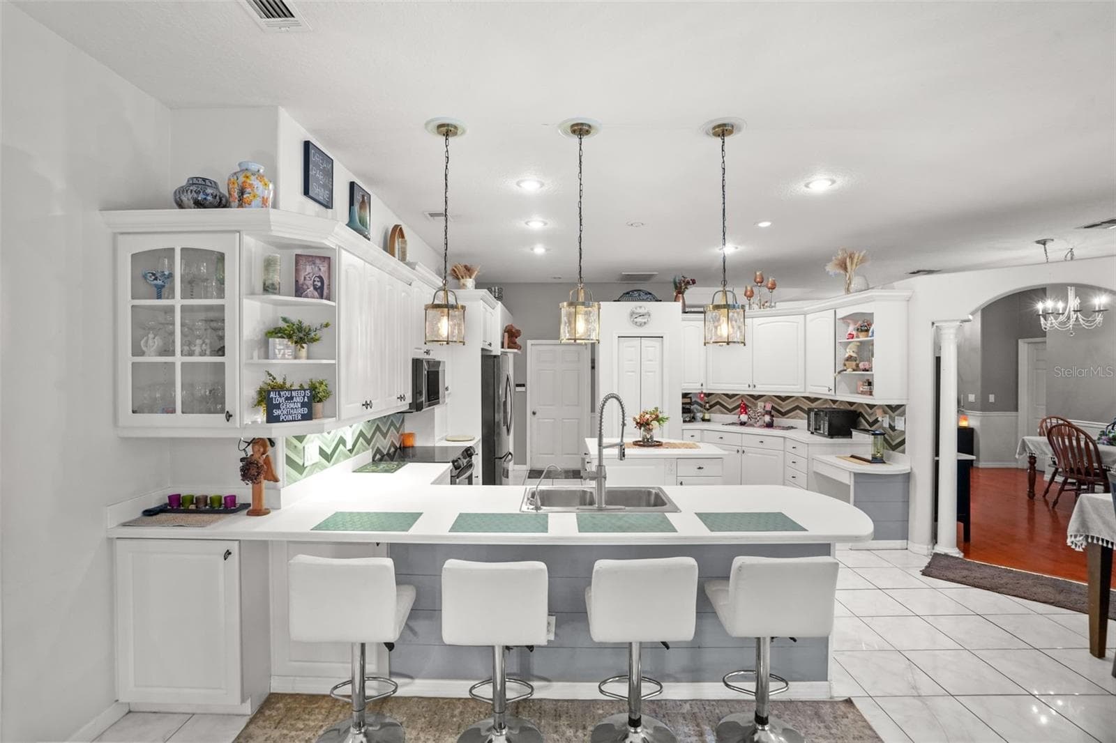 Breakfast bar - 2117 LARKSPUR CT, TRINITY