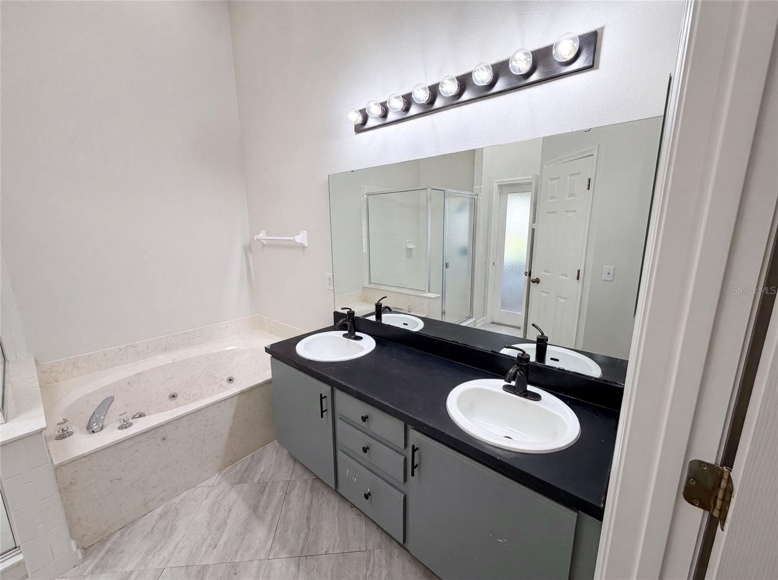 Single Family Residence at 701 MAGNOLIA CREEK CIR, ORLANDO, photo 14 of 33