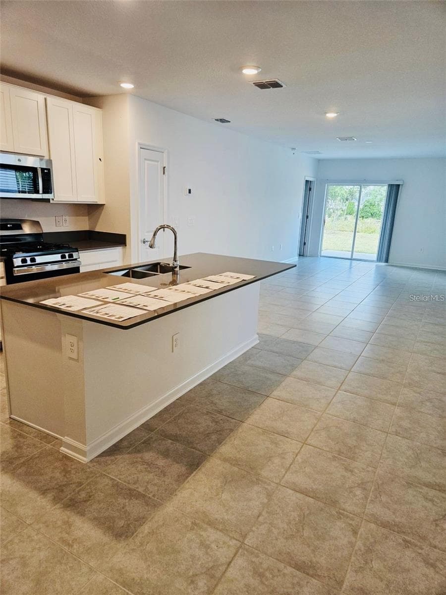 Single Family Residence at 26220 FEATHERGRASS CIR, LEESBURG, photo 6 of 17