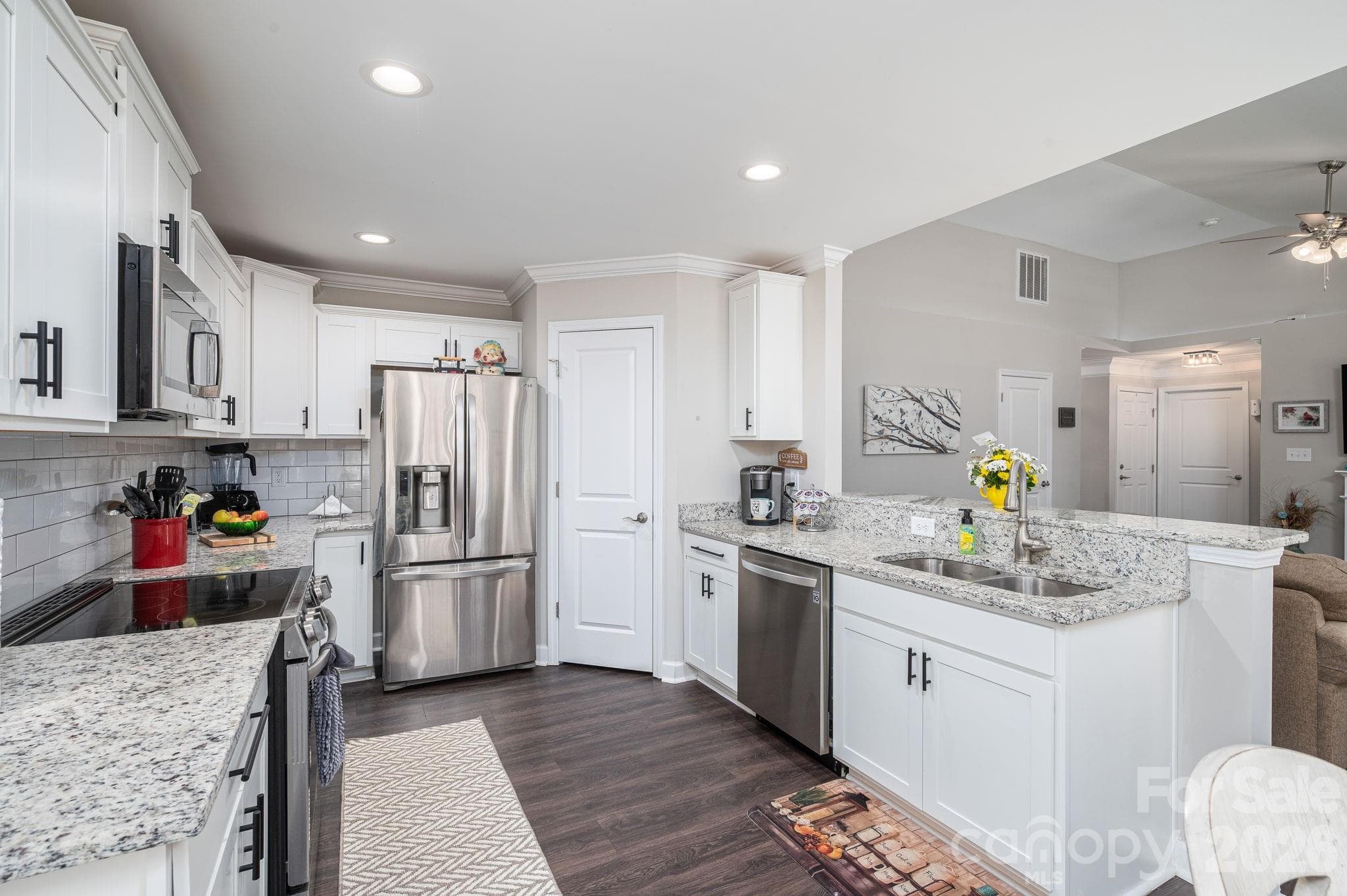 Lots of counter space and corner walk-in pantry - Newton
