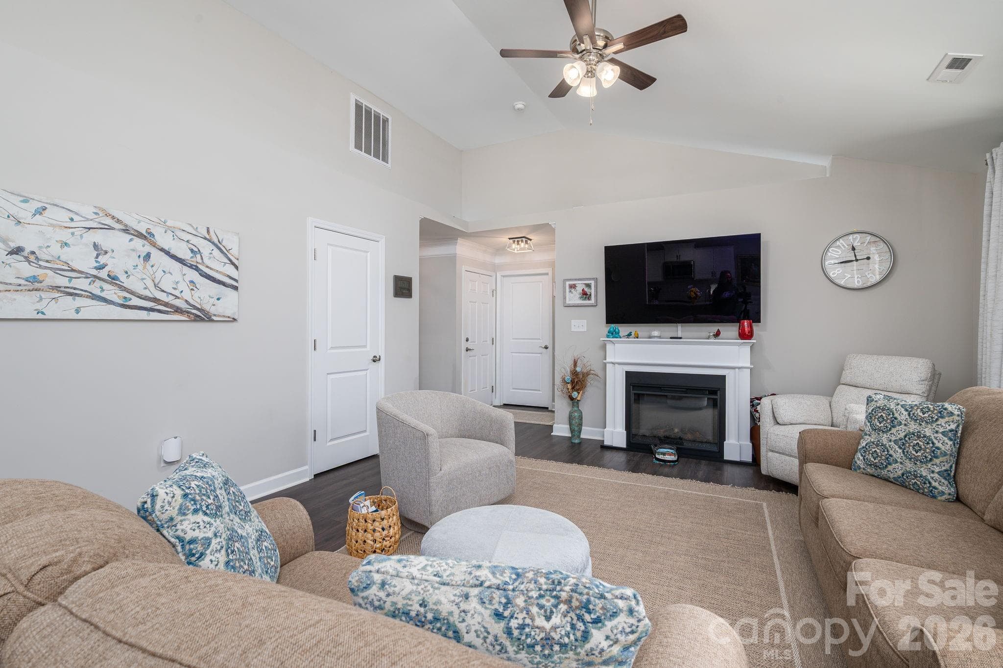 Open living area with vaulted ceiling - Newton