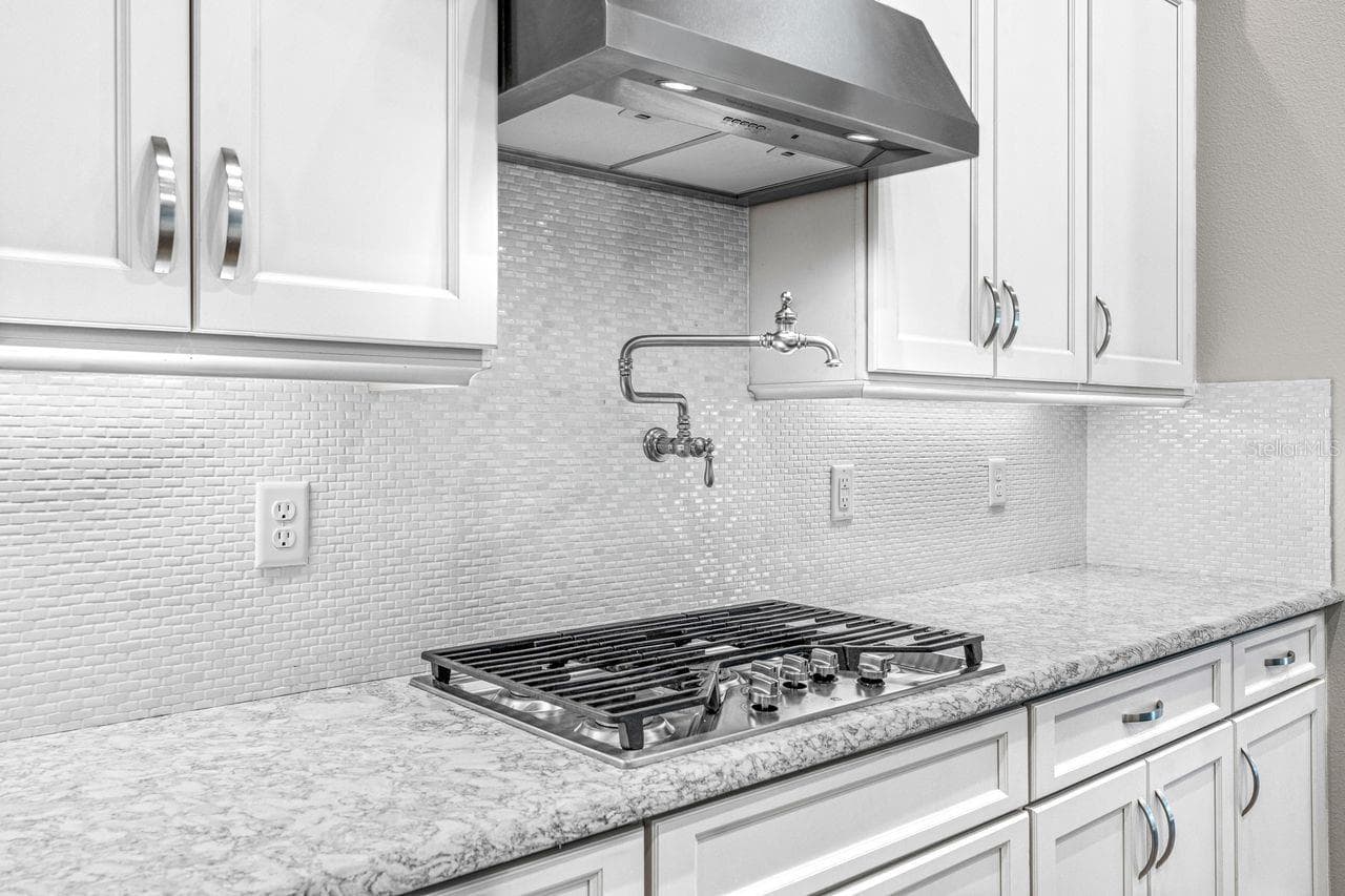 KITCHEN GAS RANGE - 534 WINGSPAN DR, ORMOND BEACH