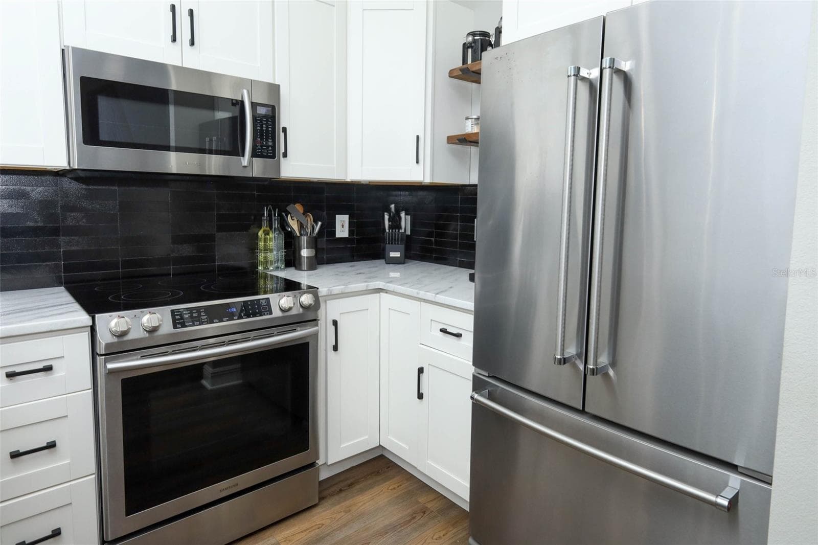 Stainless steel appliances - 2202 ELIZABETH AVE #B, ORLANDO