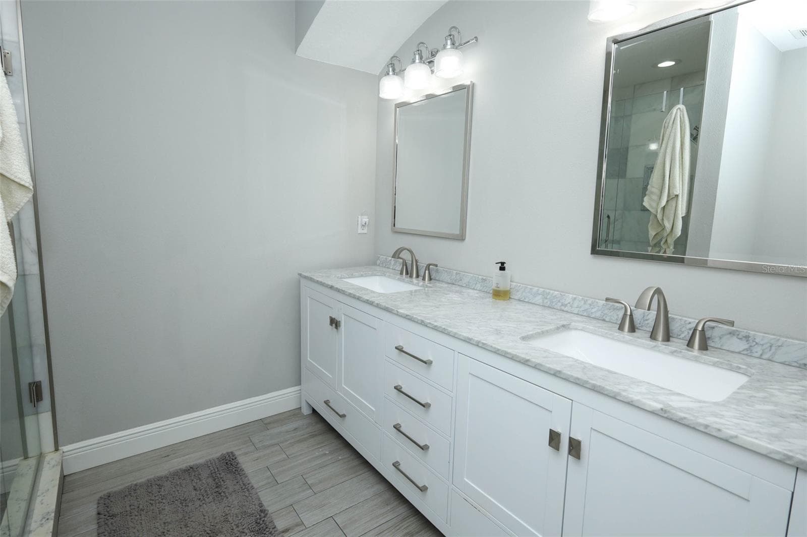 Primary Bathroom Double Sinks/ shower - 2202 ELIZABETH AVE #B, ORLANDO