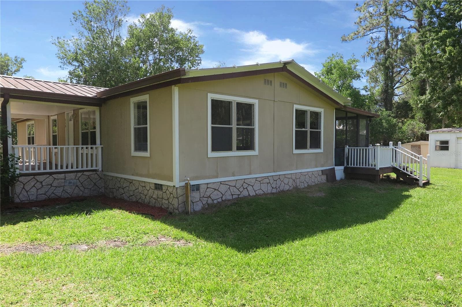 Manufactured Home at 108 PINESHORE DR, SATSUMA, photo 5 of 34