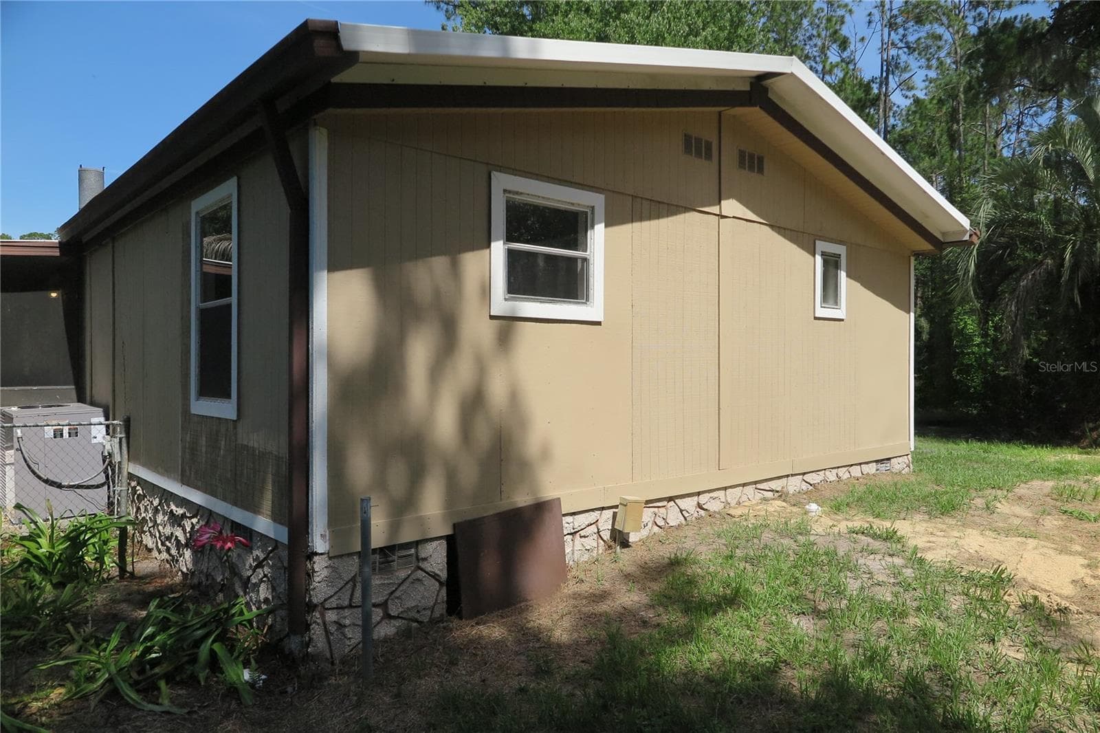 Manufactured Home at 108 PINESHORE DR, SATSUMA, photo 9 of 34