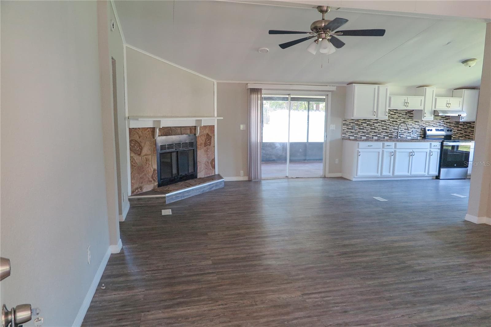 Manufactured Home at 108 PINESHORE DR, SATSUMA, photo 12 of 34