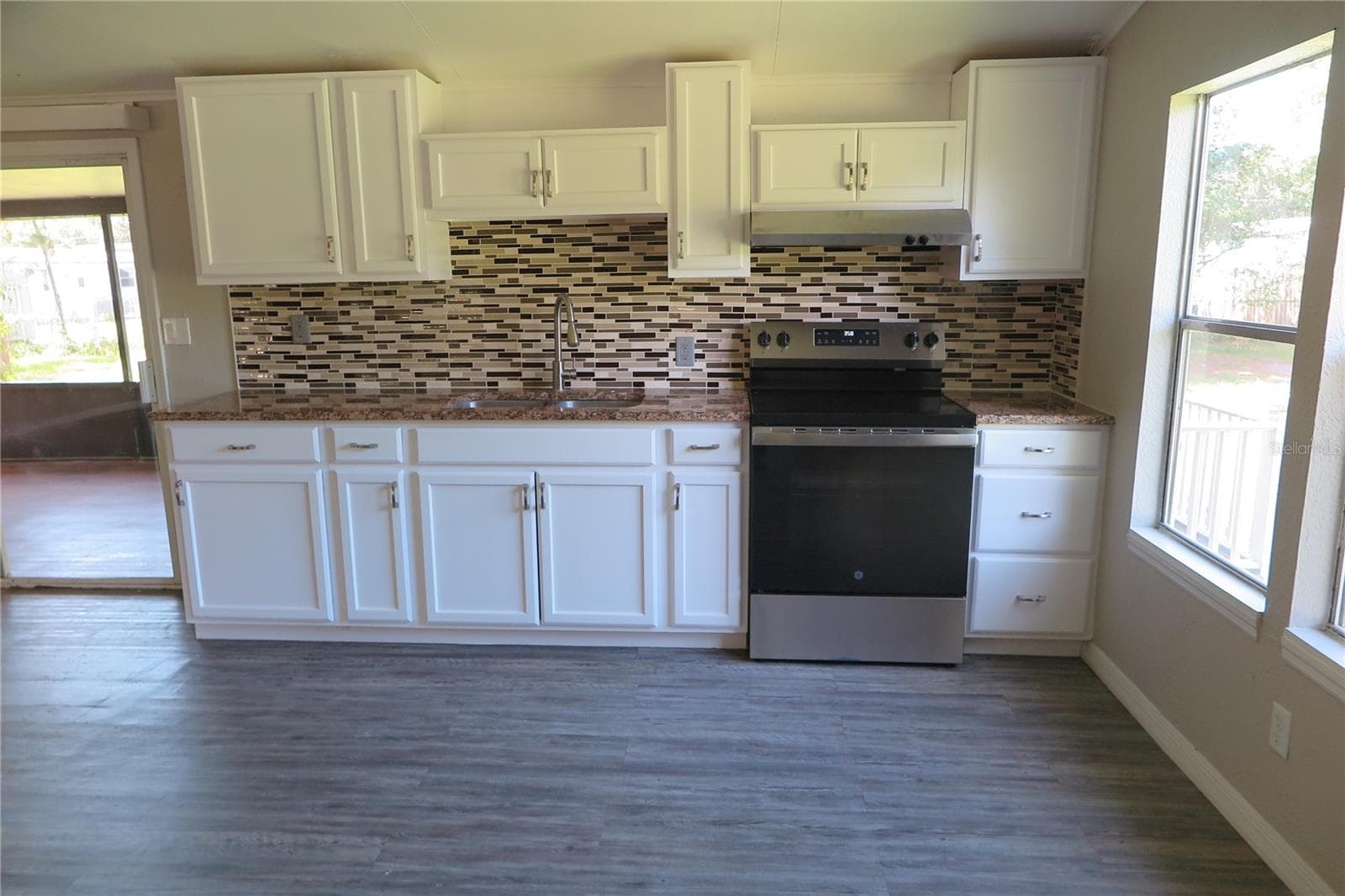 Manufactured Home at 108 PINESHORE DR, SATSUMA, photo 16 of 34