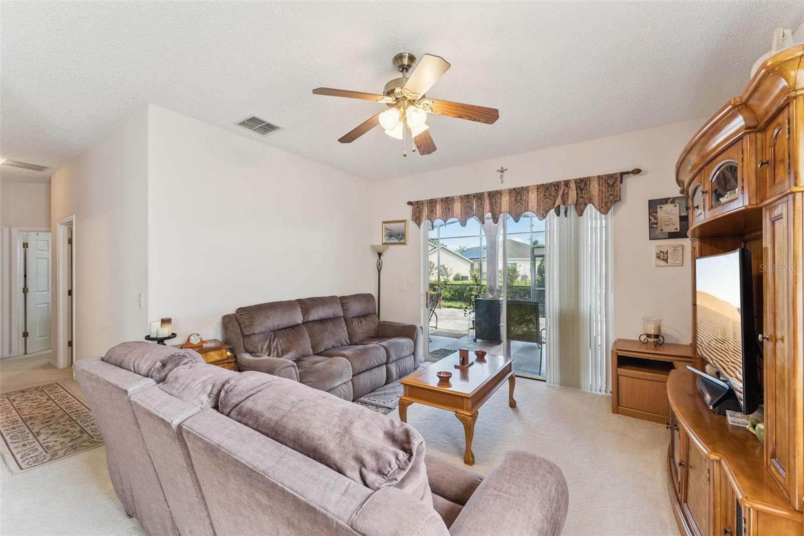 Family Room with Patio View - 9955 MEDALLION BLUFF LN, ORLANDO