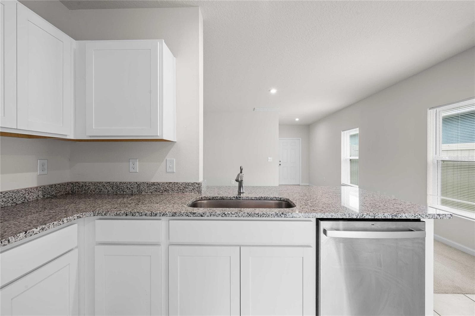 Granite counters and breakfast bar - 35155 JOMAR AVE, ZEPHYRHILLS