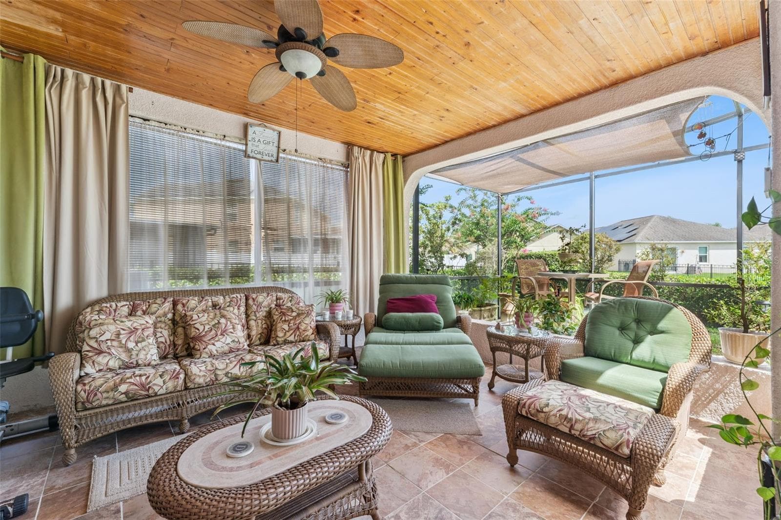 Relax and unwind on the spacious patio - 9955 MEDALLION BLUFF LN, ORLANDO