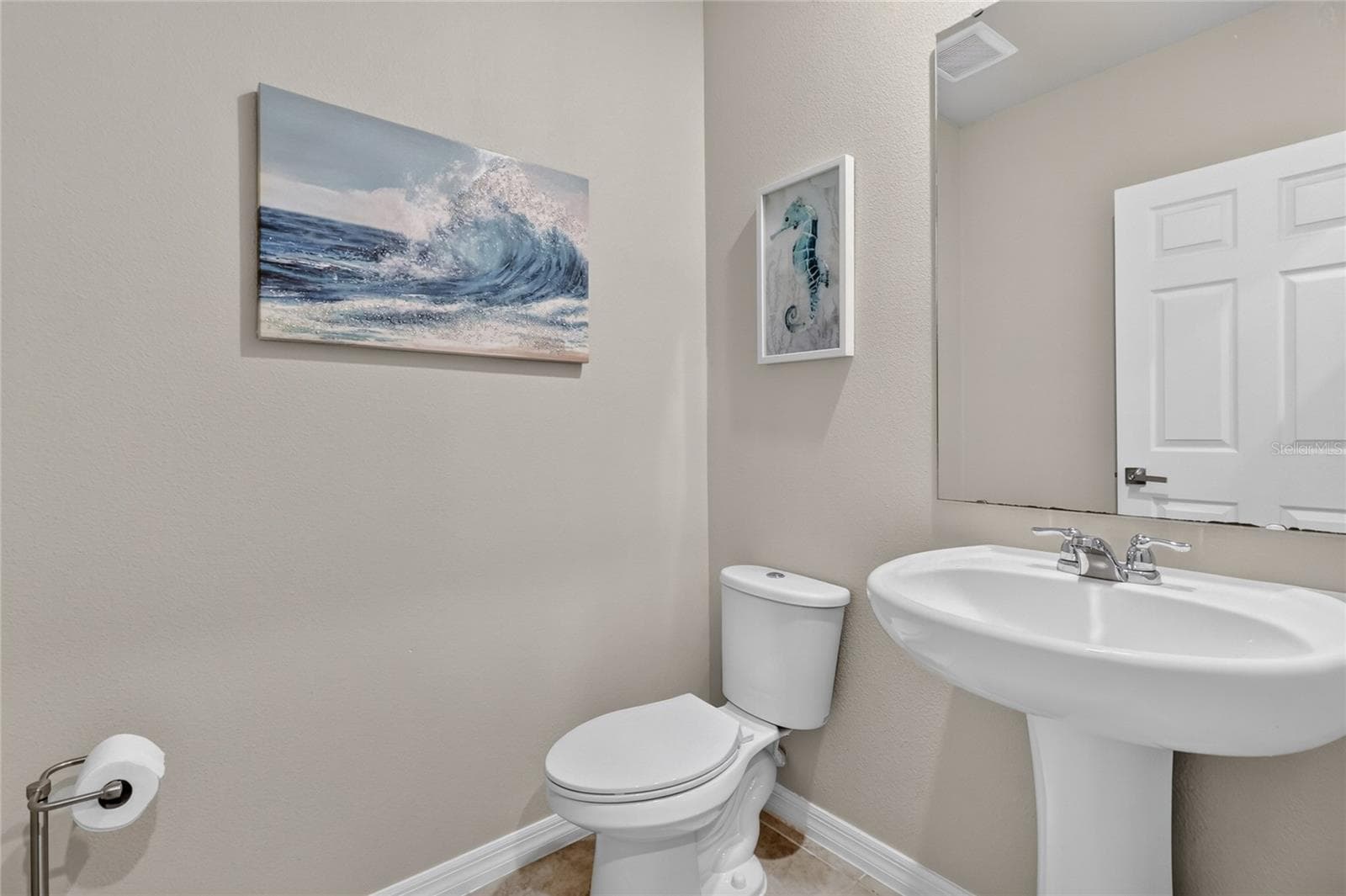 Half bathroom in main floor - 3310 WEITZEL DR, HAINES CITY
