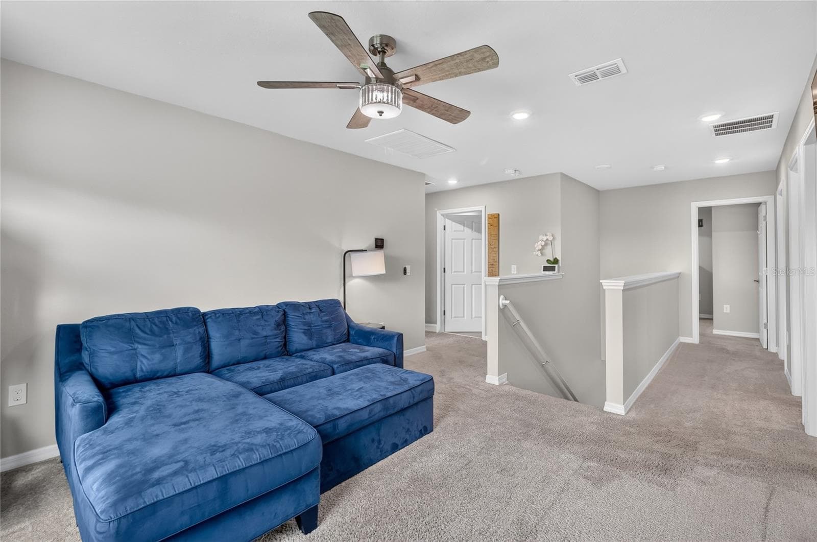 Family room with ceiling fan - 3310 WEITZEL DR, HAINES CITY