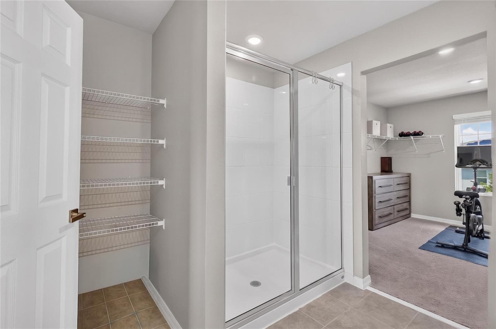 Walk in shower and extra storage - 3310 WEITZEL DR, HAINES CITY