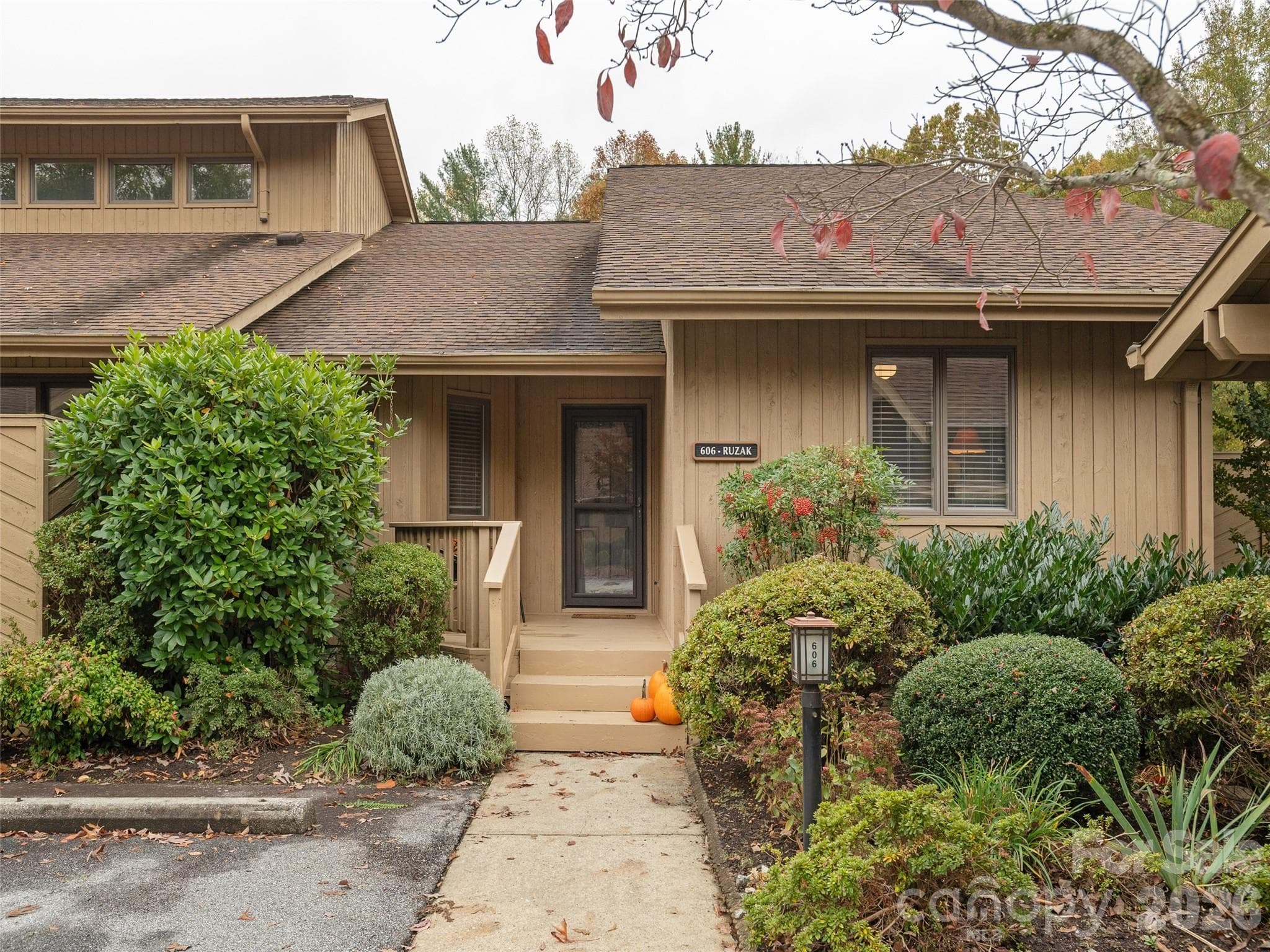 Welcome to 606 Red Oak - Hendersonville