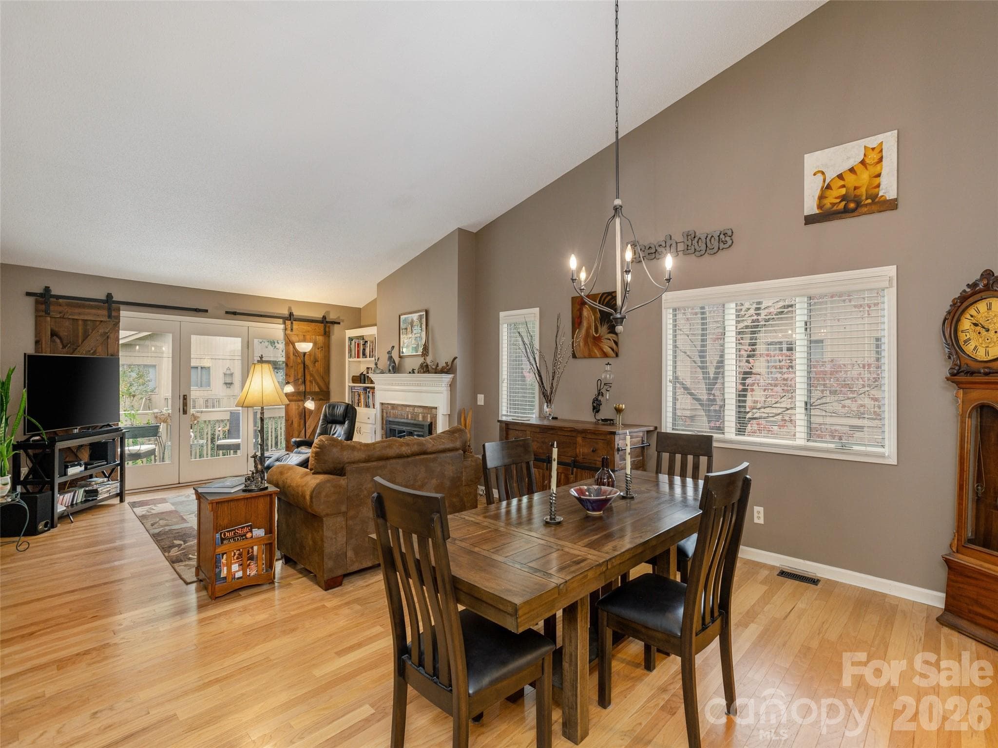 Large dining area with cathedral ceilings - 606 Red Oak Drive, Hendersonville