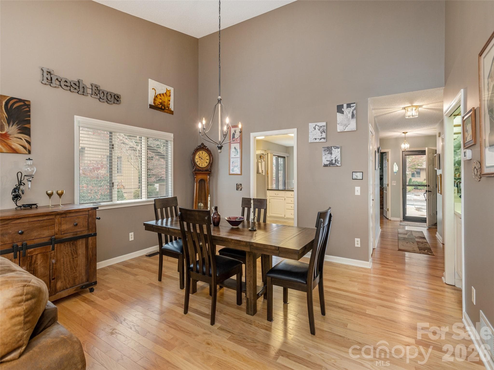 Large dining area with easy access to the kitchen - 606 Red Oak Drive, Hendersonville