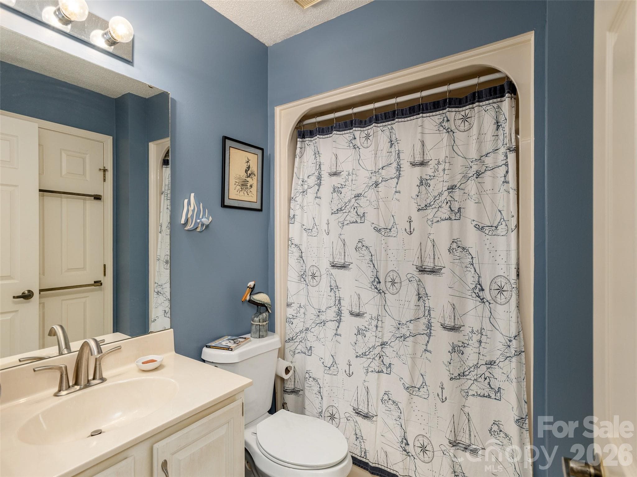 Guest bathroom with tub/shower combo. - 606 Red Oak Drive, Hendersonville