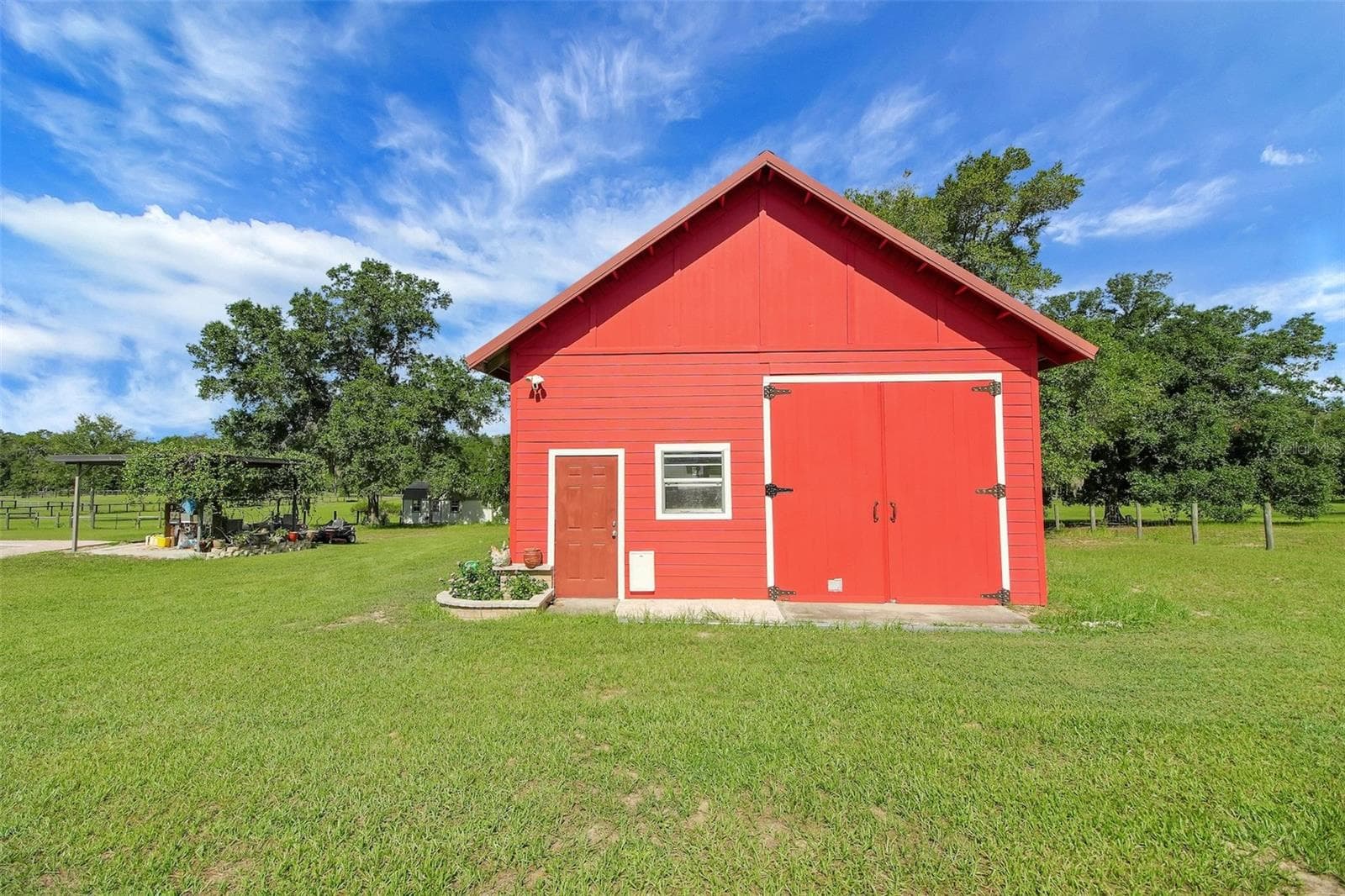 Barn - 35405 STAGECOACH TRL, EUSTIS