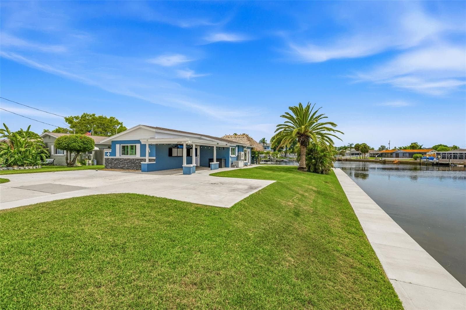 Corner property with nearly a 1/4 of acre and 200 feet of water frontage! - 4320 FLORAMAR TER, NEW PORT RICHEY