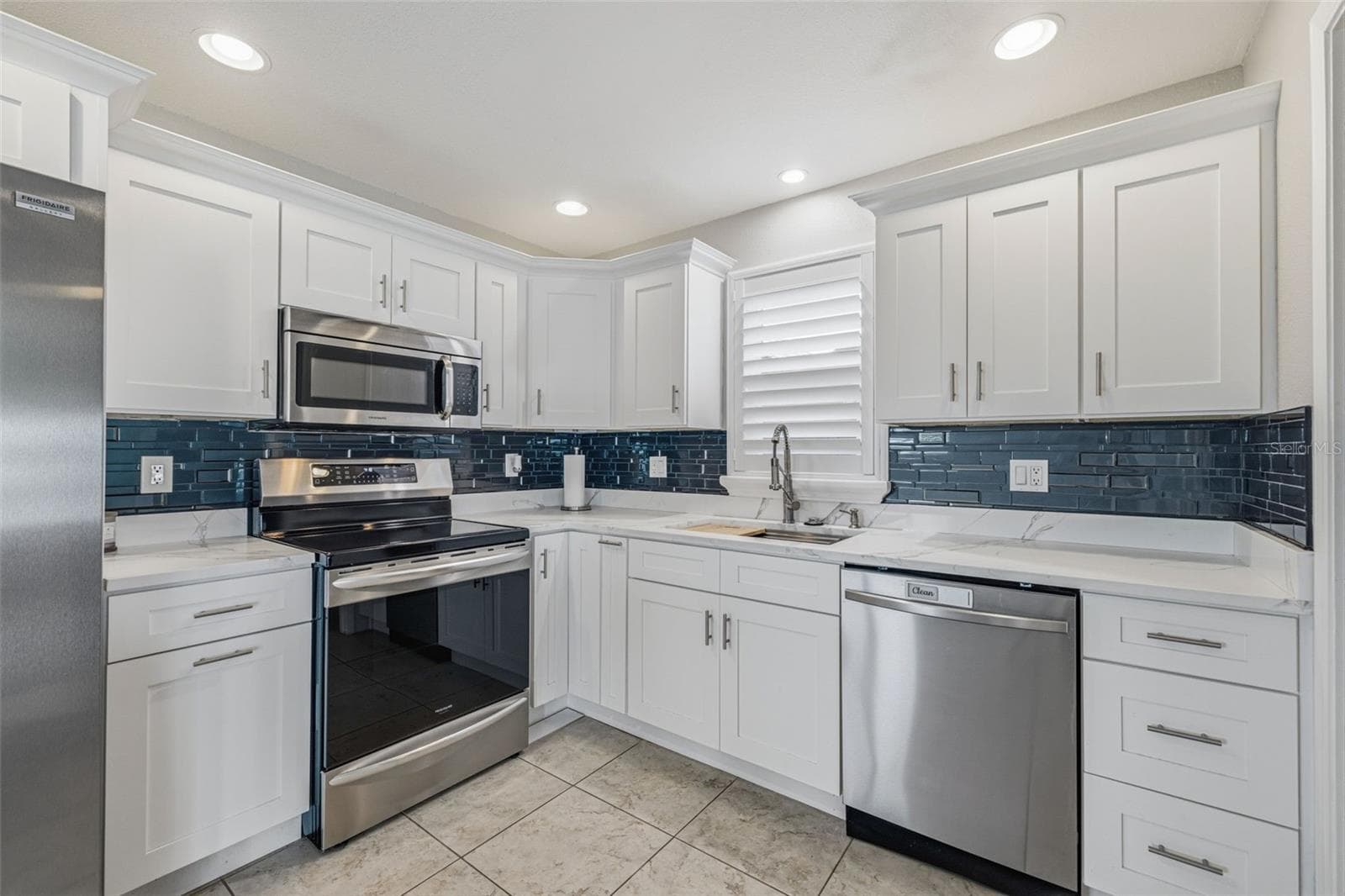 Beautiful blue blacksplash! - 4320 FLORAMAR TER, NEW PORT RICHEY