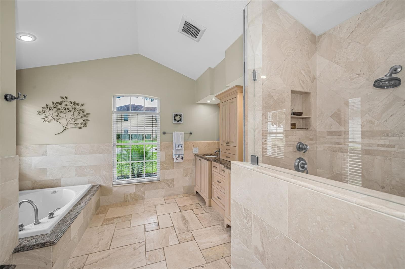 Primary bathroom w/separate soaking tub and shower - 4084 LIGUSTRUM DR, PALM HARBOR