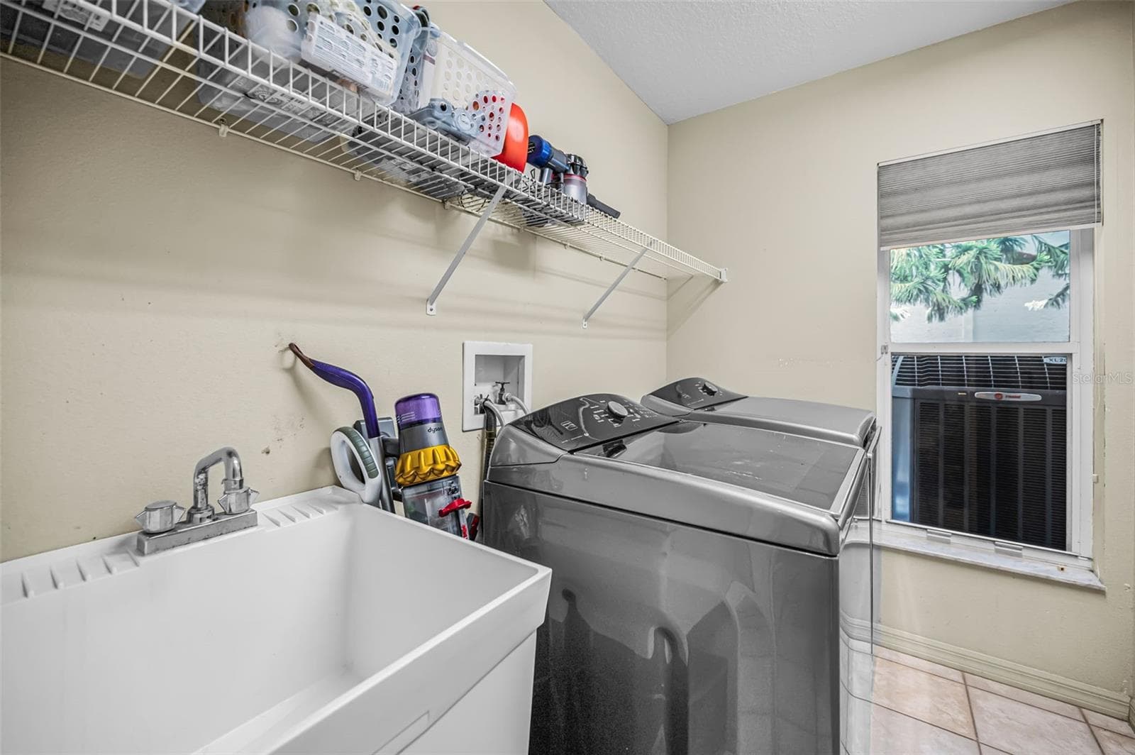 Laundry room w/utility sink - 4084 LIGUSTRUM DR, PALM HARBOR