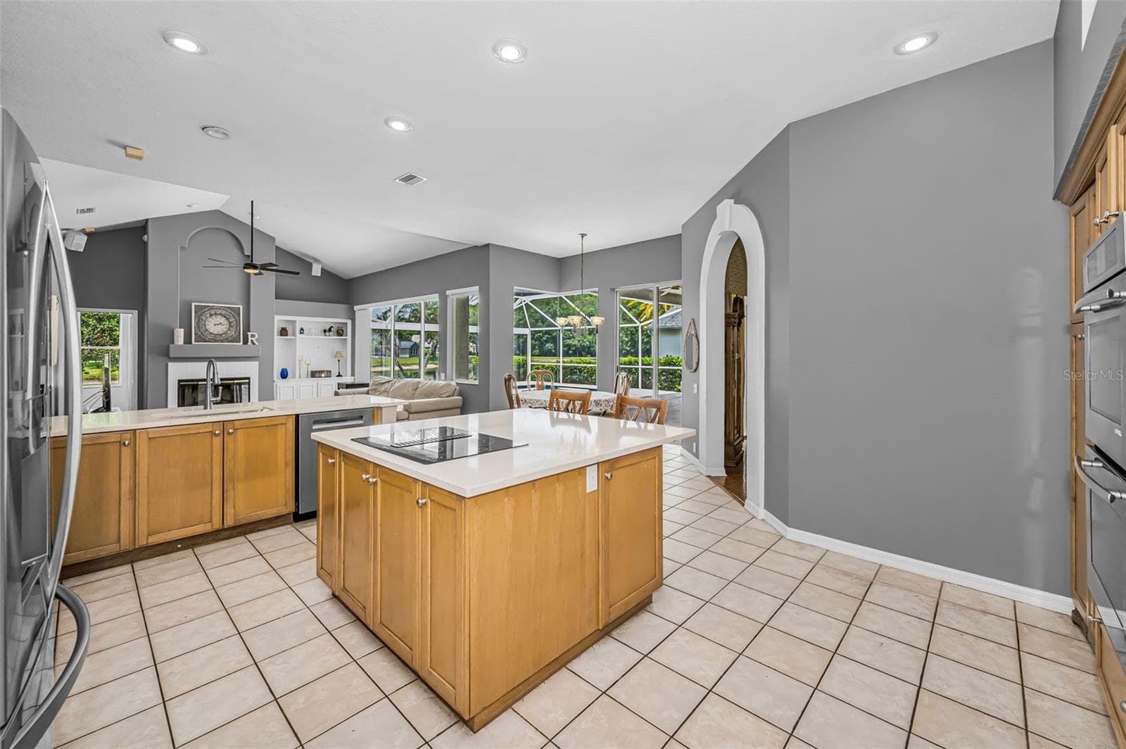 Kitchen with Jenn-Aire cooktop in island - 4084 LIGUSTRUM DR, PALM HARBOR