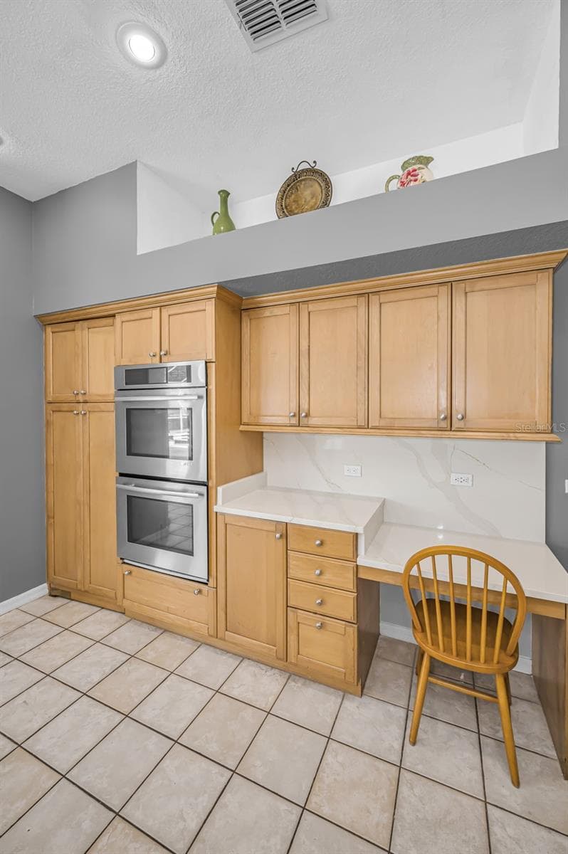Kitchen w/double Jenn-Aire ovens and desk space - 4084 LIGUSTRUM DR, PALM HARBOR