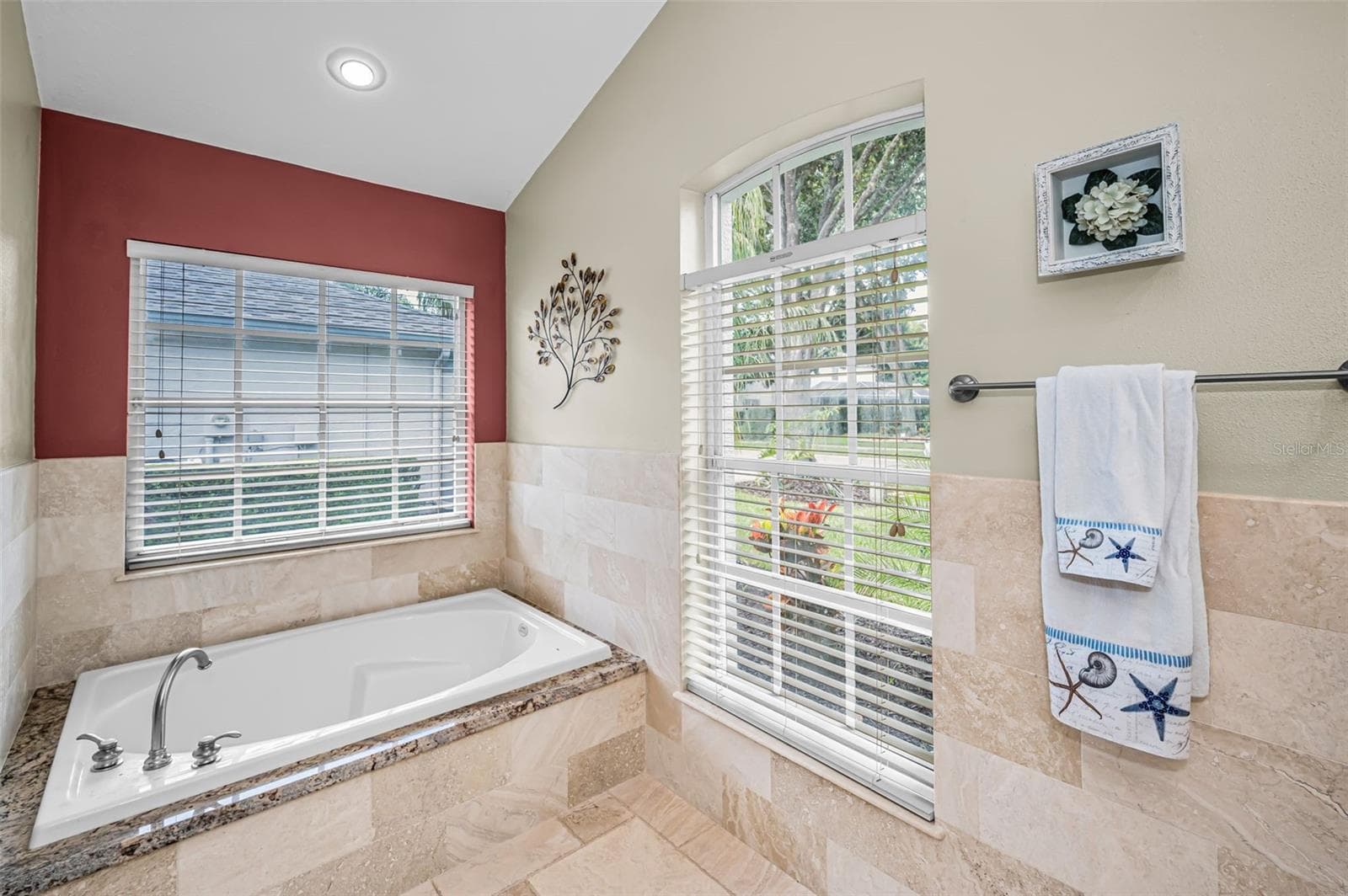 Primary Bathroom w/soaking tub - 4084 LIGUSTRUM DR, PALM HARBOR
