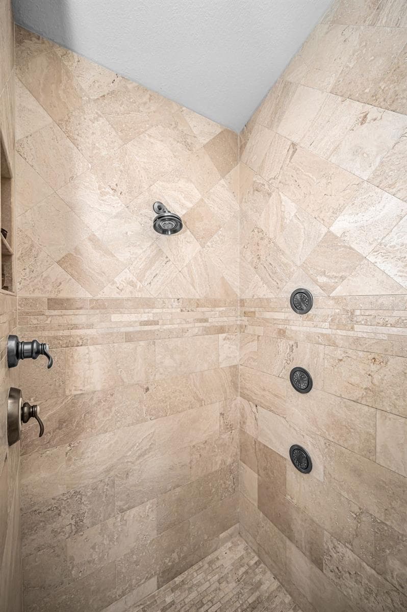 Primary Bathroom w/walk-in shower and multiple shower heads - 4084 LIGUSTRUM DR, PALM HARBOR