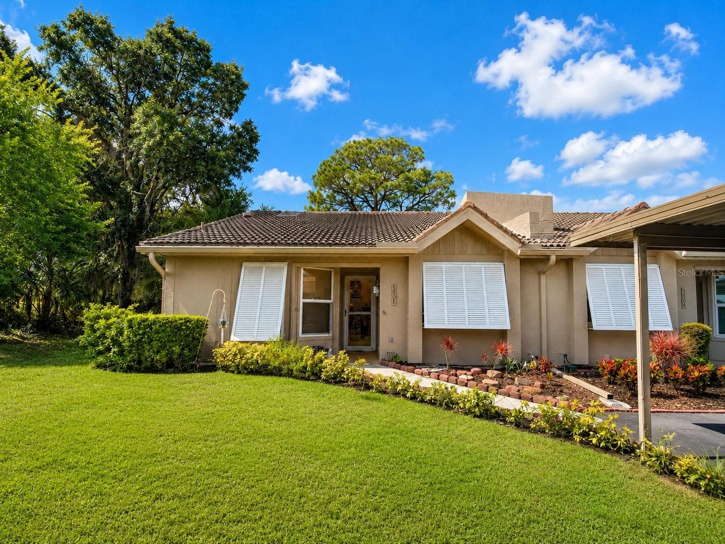 Charming front exterior surrounded by mature Florida landscaping - 5608 37TH ST E #26, BRADENTON