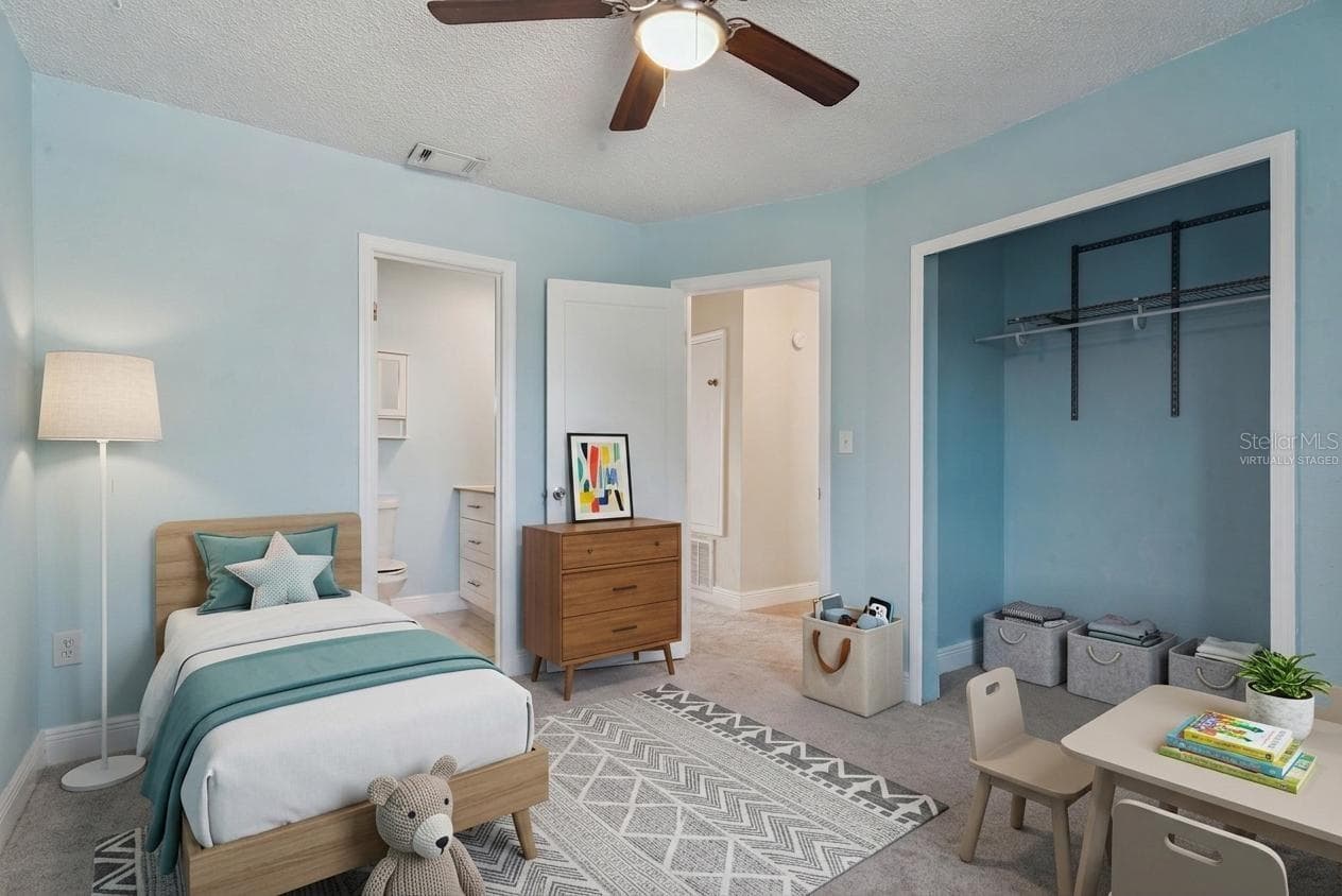 Guest Bedroom with En-suite bath and walk-in Closet - Virtually Staged - 214 MAJORS LN #C, KISSIMMEE