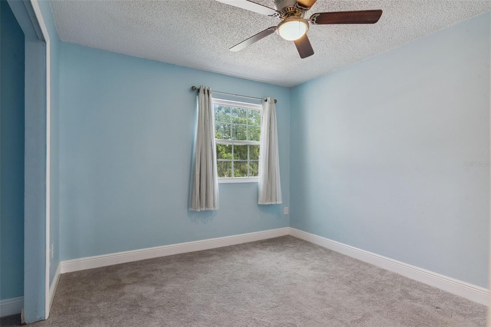 Guest Bedroom with En-suite bath and walk-in Closet - 214 MAJORS LN #C, KISSIMMEE