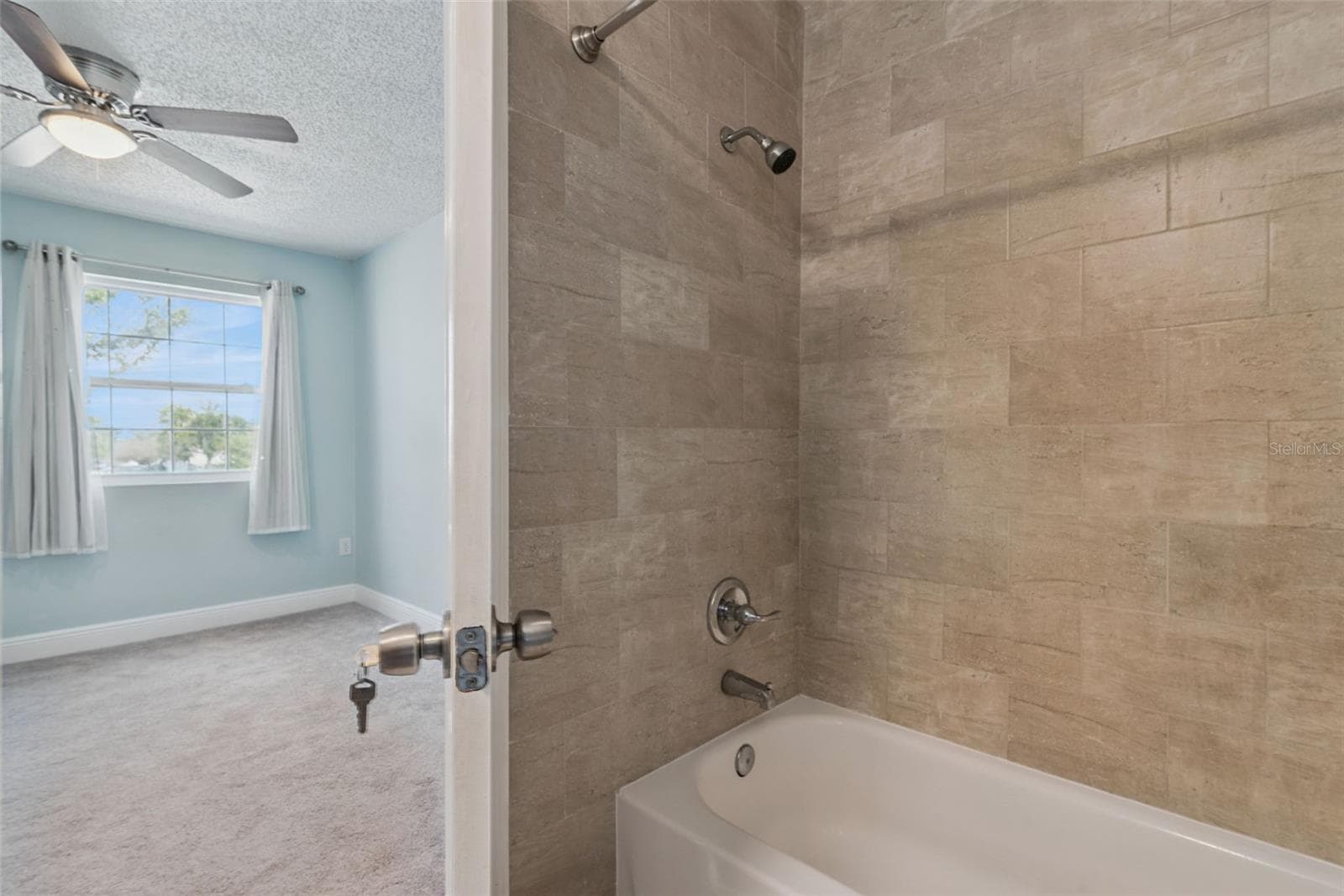 Guest Bedroom En-Suite with Tub/Shower combo - 214 MAJORS LN #C, KISSIMMEE
