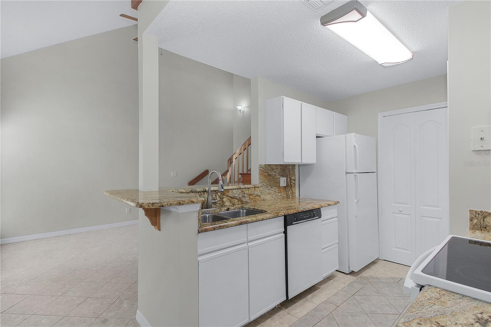 Granite counters and backsplash - 605 YOUNGSTOWN PKWY #30, ALTAMONTE SPRINGS
