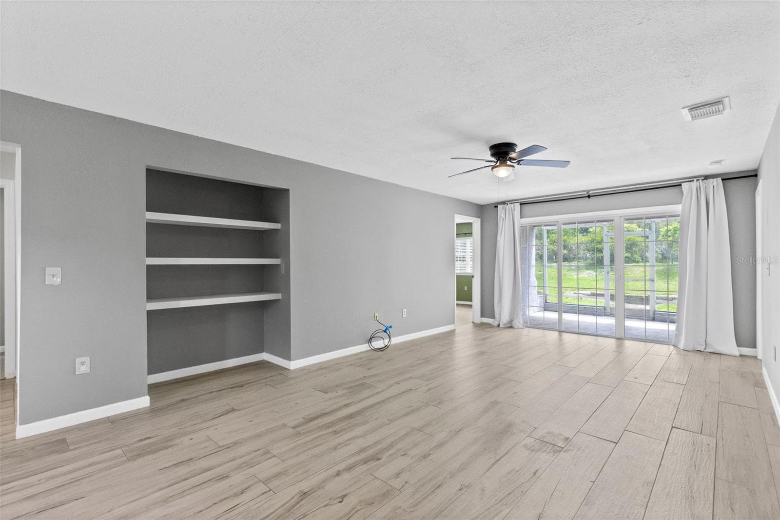 living room - 4102 CLUBSIDE DR, LONGWOOD
