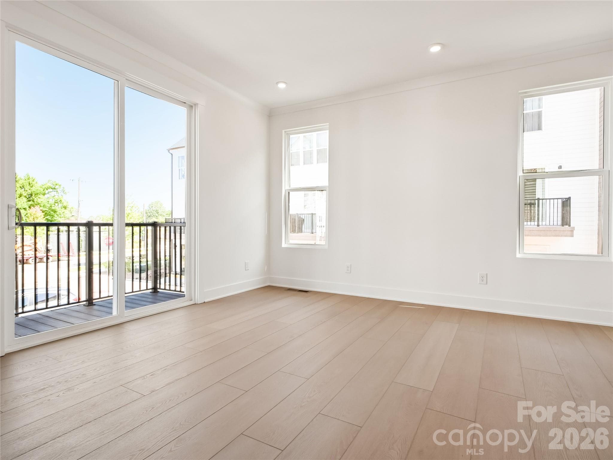 Family room with balcony access - Charlotte