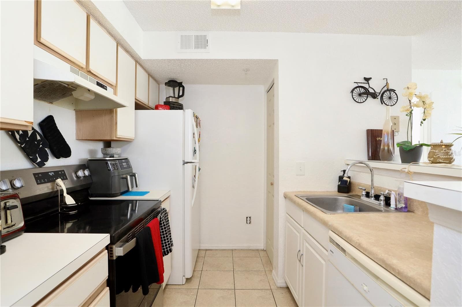 Condominium at 2209 ANTIGUA PL #828, KISSIMMEE, photo 5 of 28