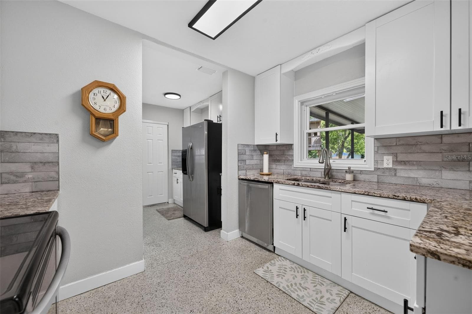 Kitchen window overlooking screened-in porch - 619 MARSHALL ST, ALTAMONTE SPRINGS