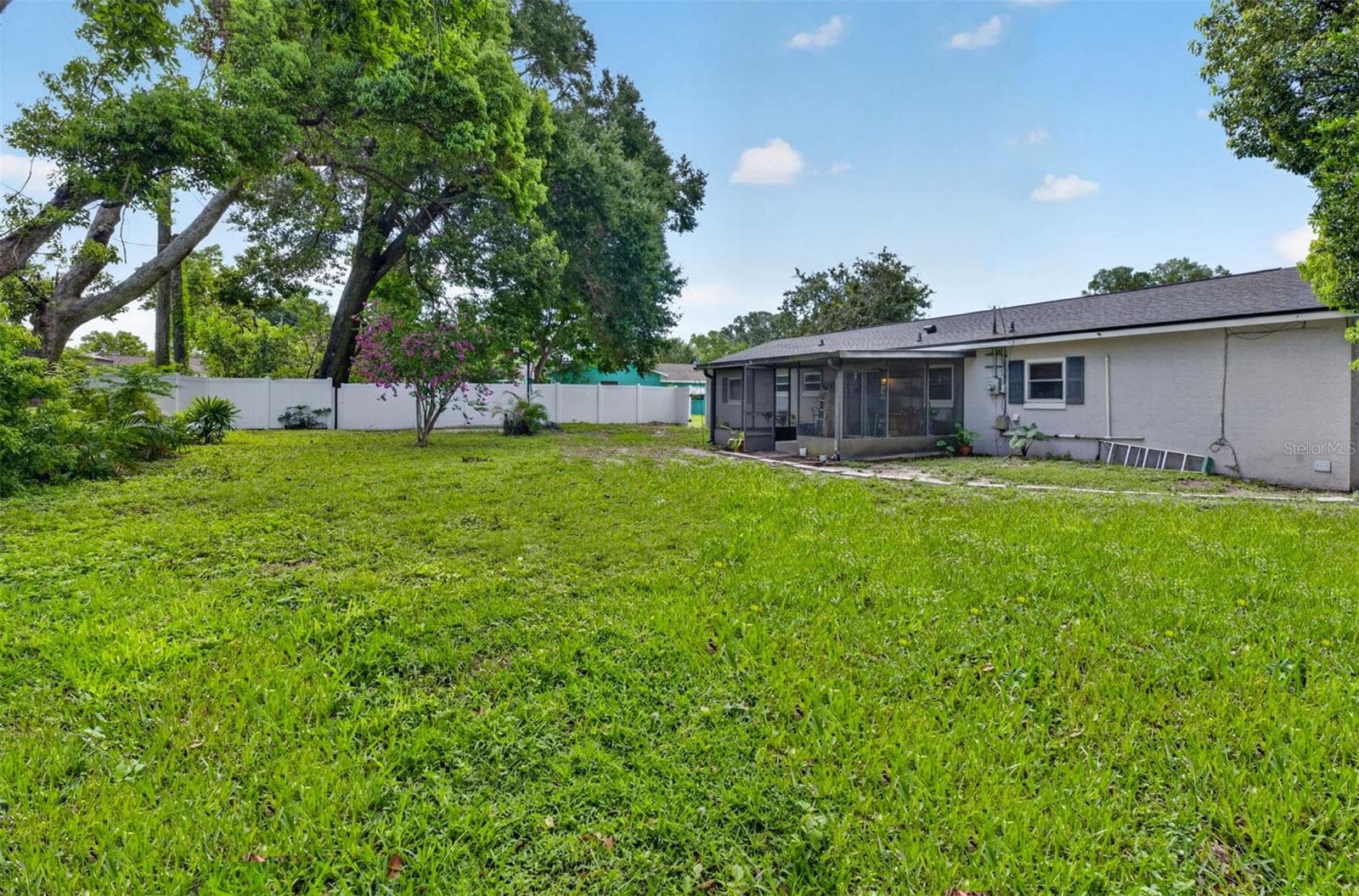 Backyard with new white vinyl fencing - 619 MARSHALL ST, ALTAMONTE SPRINGS