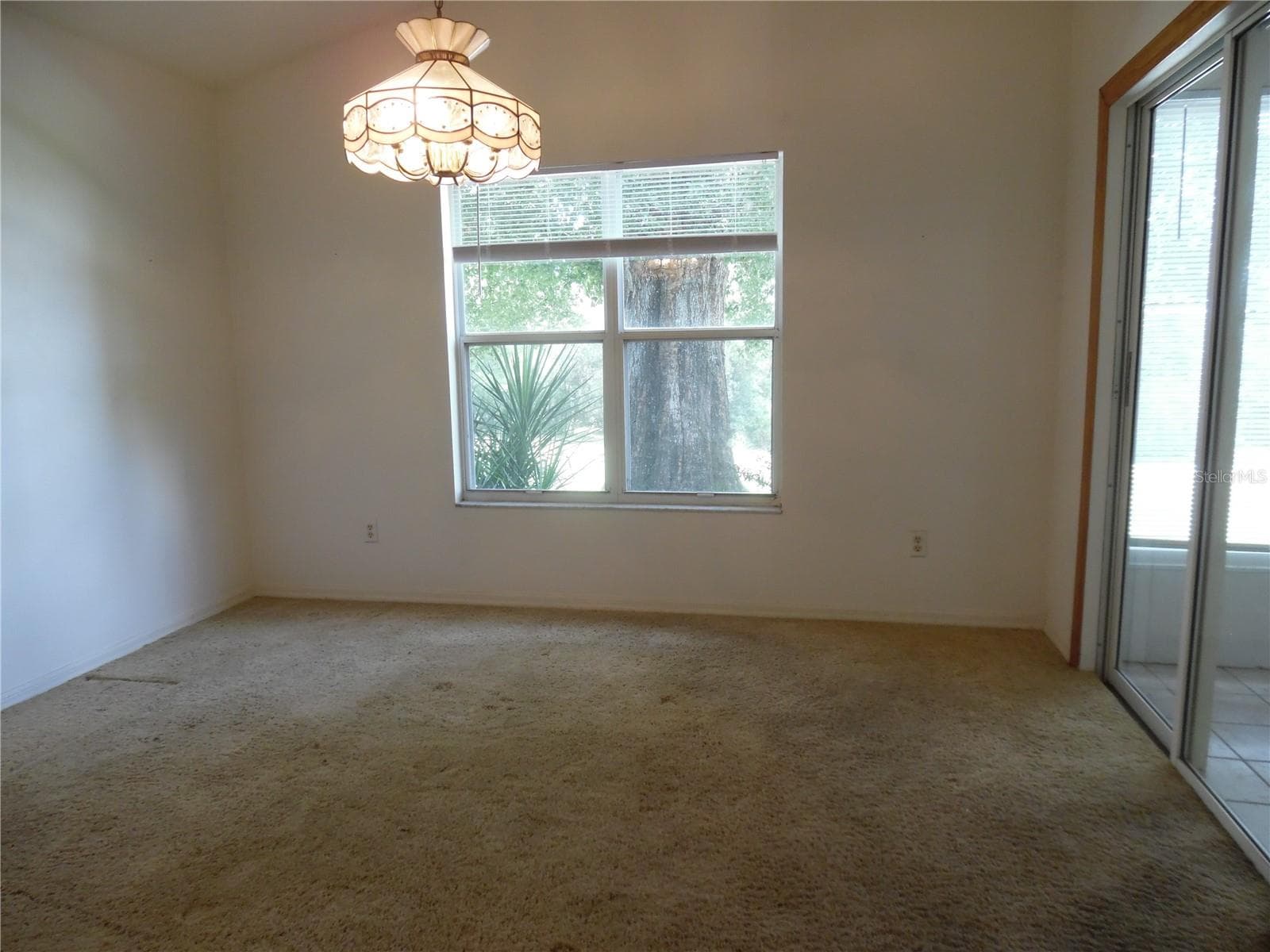 Dining Room with sliding glass doors to enclosed back patio. - 24947 CRANES ROOST CIR, LEESBURG
