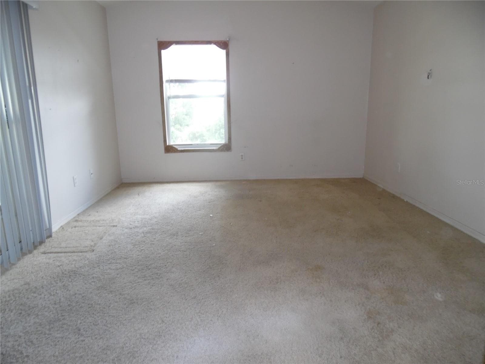 Master Bedroom with sliding glass doors to enclosed back patio - 24947 CRANES ROOST CIR, LEESBURG