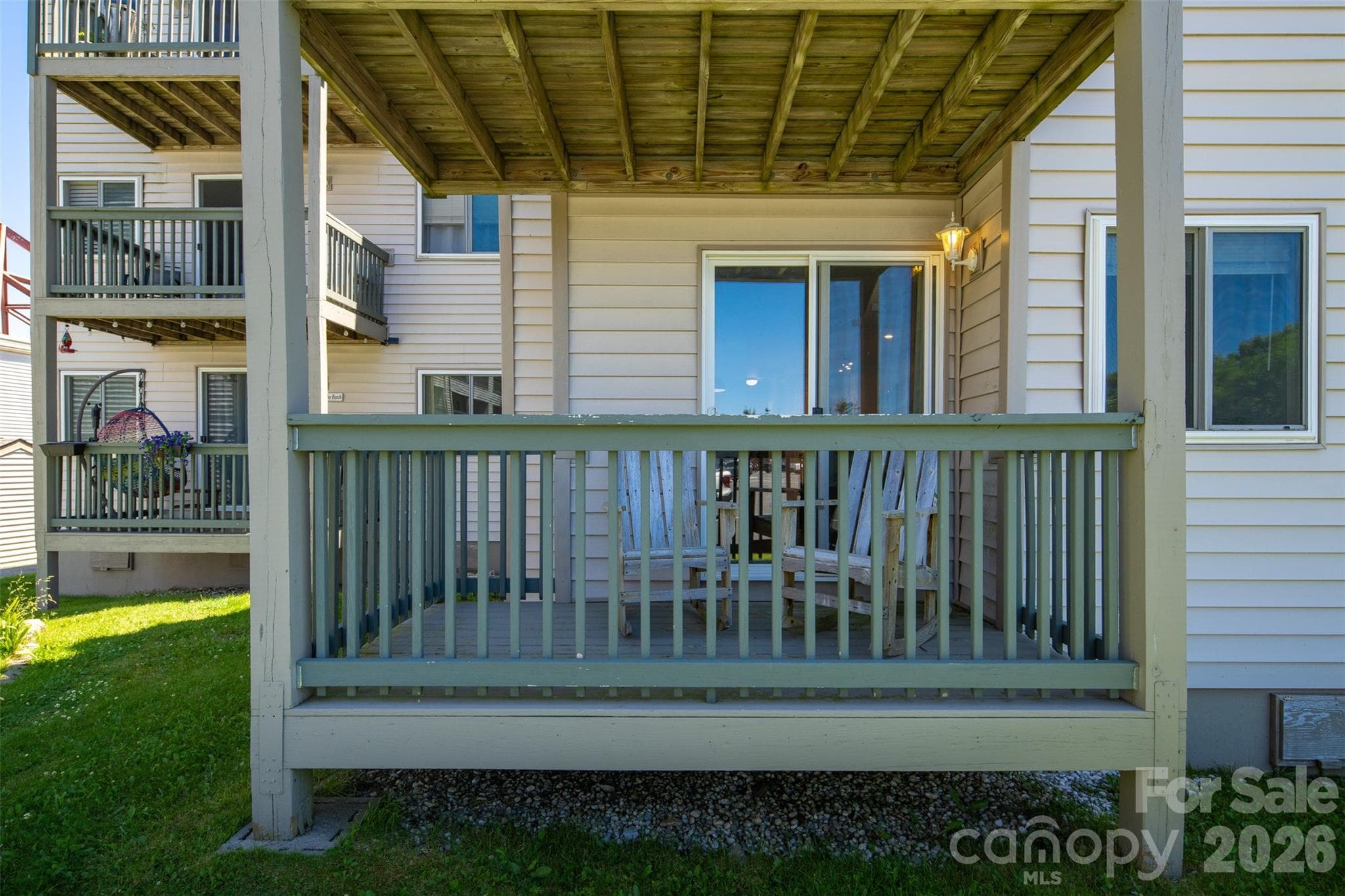 Covered porch to enjoy the soothing mountain breeze! - Beech Mountain